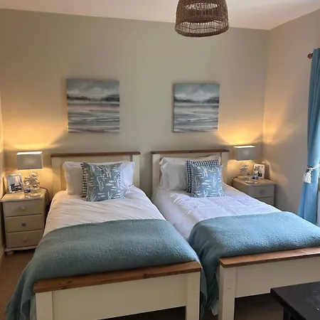 Village Retreat - Sleeps 6 - Wood Stove