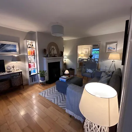 Village Retreat - Sleeps 6 - Wood Stove *