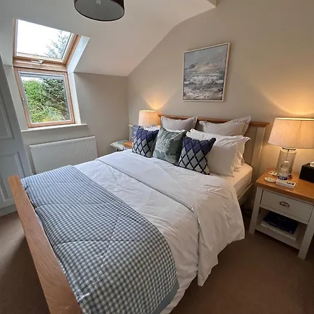Village Retreat - Sleeps 6 - Wood Stove