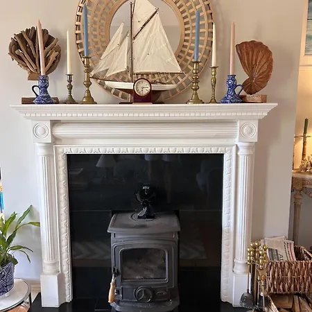 Village Retreat - Sleeps 6 - Wood Stove