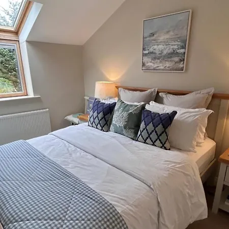 Village Retreat - Sleeps 6 - Wood Stove *
