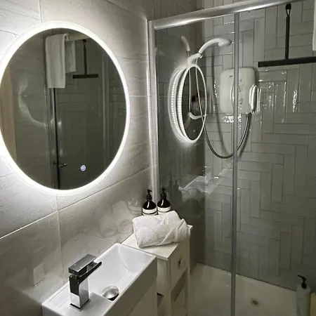Village Retreat - Sleeps 6 - Wood Stove