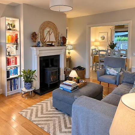 Village Retreat - Sleeps 6 - Wood Stove Ferienhaus *